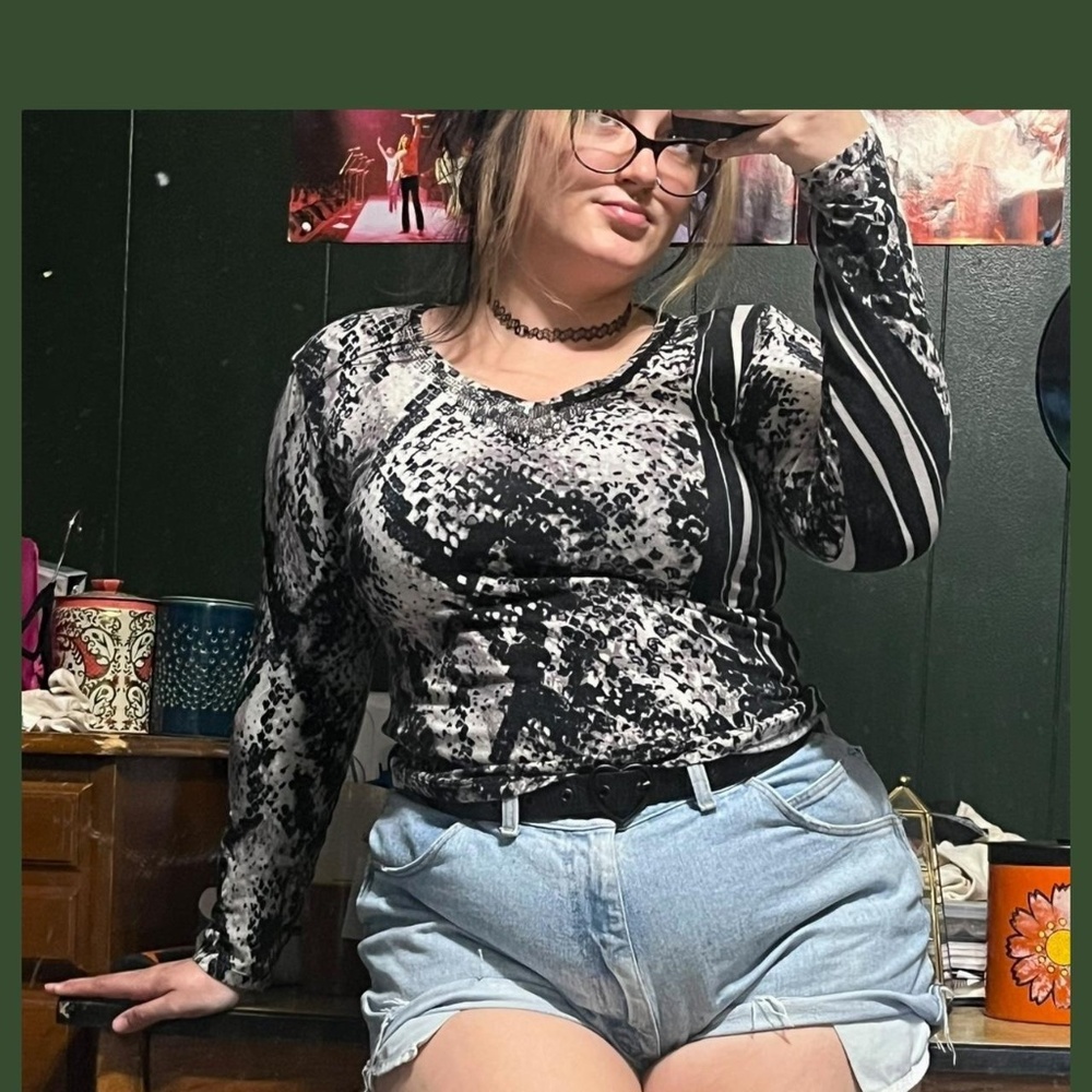 Y2k Black and white patterned long sleeve shirt with a stretchy fit.